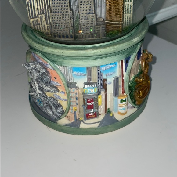 Musical New York Snow Globe - Picture 3 of 6
